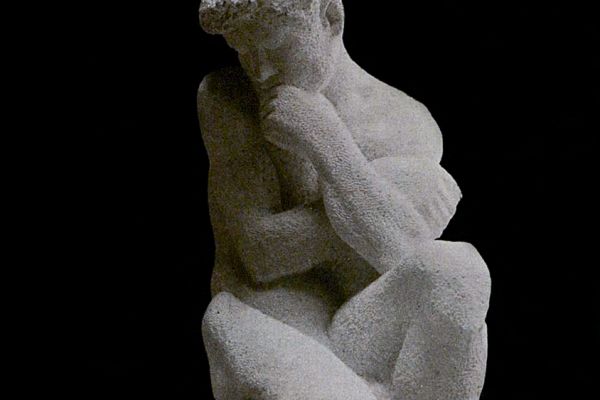 Александр Матвеев. Засыпающий мальчик, 1908. Инкерманский камень, 112х71х63 см. Государственный Русский музей, С.-Петербург. Из пансионата Криворожский горняк (бывшее имение Я.Е. Жуковского), Жуковка, Крым. Фото: журнал Аполлон, 1913, № 8