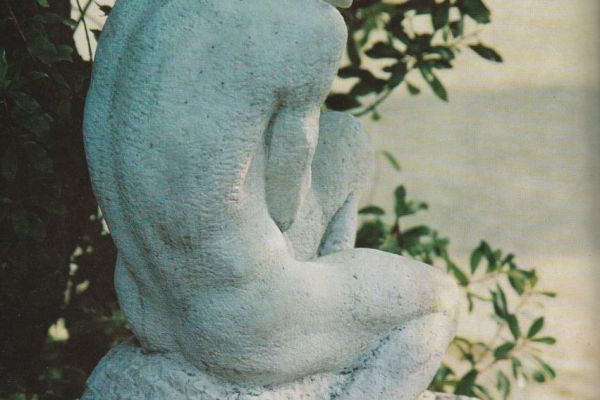 Александр Матвеев. Засыпающий мальчик, 1908. Мраморная копия 1967 года исполнена В.Г. Стамовым и установлена в парке пансионата Криворожский горняк (бывшее имение Я.Е. Жуковского), Жуковка, Крым. Фото Д.В. Белоуса из альбома: Е.Б. Мурина. Александр Матвеев, М., 1979