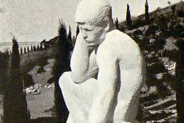 Александр Матвеев. Задумчивость, 1906. Инкерманский камень, 115х73х75 см. Имение Я.Е. Жуковского, Кучук-Кой, Крым. Фото: журнал Аполлон, 1913, № 8