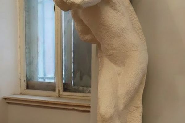 Александр Матвеев. Атлант, поддерживающий мостик, 1908-1910. Гипс. В цементе - территория бывшего имения Я.Е. Жуковского. Парковое, Крым. Мемориальная мастерская А.Т. Матвеева, Москва. Фото А.А. Белашова