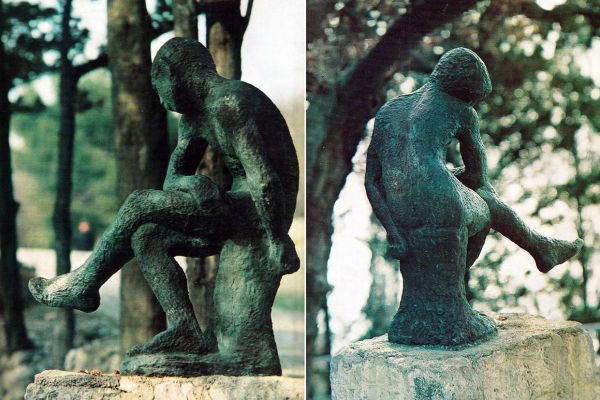 Александр Матвеев. Сидящий мальчик, 1909. Бронза. Отлито и установлено в 1967 году на территории пансионата ''Криворожский горняк'' (бывшее имение Я.Е. Жуковского), Жуковка, Крым. Фото Д.В. Белоуса из альбома: Е.Б. Мурина. ''Александр Матвеев''. М., 1979