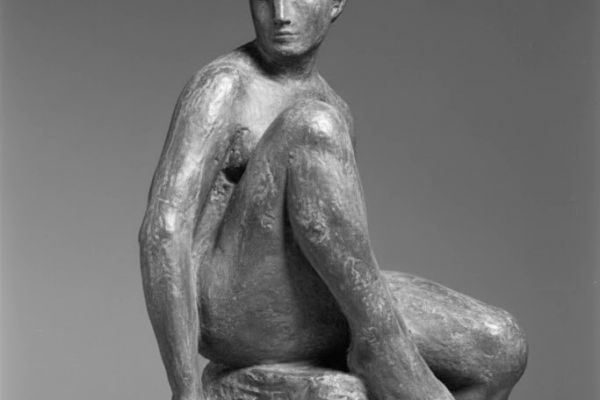 Александр Матвеев. Сидящая женщина, 1910-1911. Гипс тонированный, 121х51х62 см. Государственный Русский музей, С.-Петербург. Фото Д.В. Белоуса из альбома: Е.Б. Мурина. Александр Матвеев. М., Советский художник, 1979