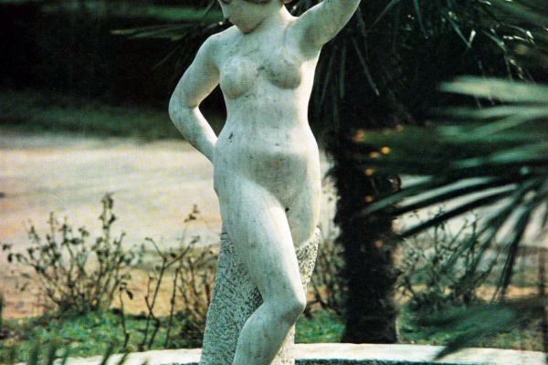 Александр МатвеевНимфея, 1911. Мраморная копия исполнена в 1967 году скульптором А.П. Тимченко для пансионата Криворожский горняк (бывшее имение Я.Е. Жуковского), Жуковка, Крым. Фото Д.В. Белоуса из альбома: Е.Б. Мурина. Александр Матвеев. М., 1979