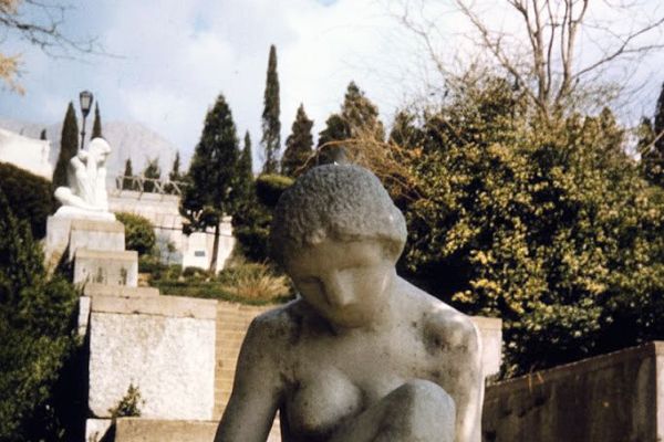 Александр Матвеев. Надевающая чулок, 1912. Копия в мраморе 1967 года исполнена В.Г. Стамовым, установлена на лестнице пансионата Криворожский горняк (бывшее имение Я.Е. Жуковского), Жуковка, Крым. Фото 1980-х годов из собрания семьи Жуковских