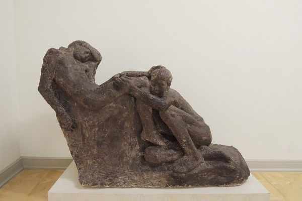 Александр Матвеев. Спящие мальчики, 1907. Горельеф. Гипс тонированный, 126х190х44 см. Государственный Русский музей, С.-Петербург. Фото: Shakko (Софья Багдасарова)