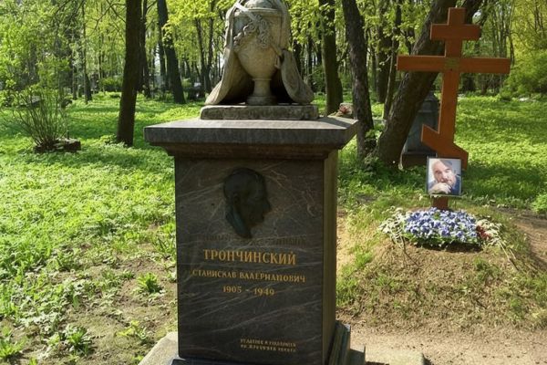 Александр Матвеев. Надгробный памятник искусствоведу С.В. Трончинскому, 1959 . Барельеф. Бронза. Литераторские мостки Волкова кладбища, С.-Петербург