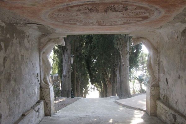 Александр Матвеев. Атланты, поддерживающие мостик, 1908-1910. Цемент, размер каждой фигуры - 155х52х63 см. Парк пансионата Криворожский горняк (бывшее имение Я.Е. Жуковского), Жуковка, Крым. Фото Д.В. Белоуса из альбома: Е.Б. Мурина. Александр Матвеев. М., 1979