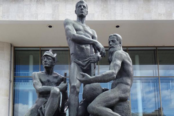 Александр Матвеев. Октябрь (Октябрьская революция) (ракурс), 1927. Бронза, высота скульптуры - 230 см. Бронзовый отлив 1968 года. С.-Петербург