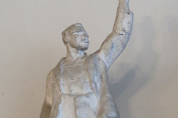 Александр Матвеев. Рабочий (с поднятой рукой), 1931. Этюд к проекту памятника павшим бойцам ОКДВА в Даурии. Гипс. Мемориальная мастерская А.Т. Матвеева, Москва