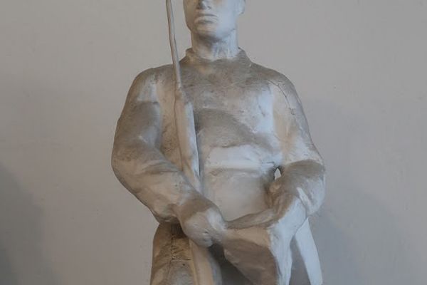 Александр Матвеев. Рабочий с винтовкой, 1931. Этюд к проекту памятника павшим бойцам ОКДВА в Даурии. Гипс. Мемориальная мастерская А.Т. Матвеева, Москва