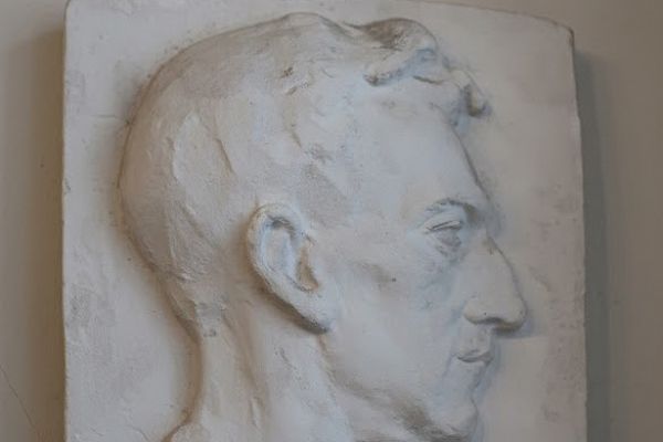 Александр Матвеев. Проект надгробия Н.И. Дамперову, 1948. Гипс.Гипс. В бронзе - Ваганьковское кладбище, Москва. Мемориальная мастерская А.Т. Матвеева, Москва