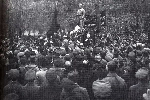 Беатриса Сандомирская. 1918. Бетон, высота 400 см. Александровский сад, Москва. Не сохранился
