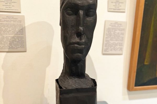 Беатриса Сандомирская. Голова в железе, 1924. Дерево тонированное, железо, 70х20х20 см. Тульский музей изобразительных искусств