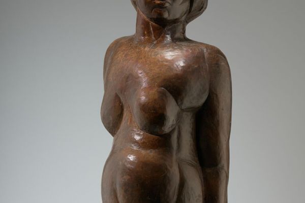 Беатриса Сандомирская. Обнаженная женская фигура, 1925. Дерево тонированное, 119х40х39 см. Государственная Третьяковская галерея, Москва