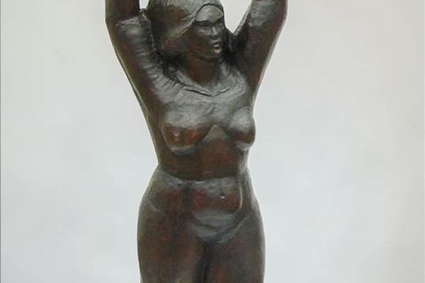 Беатриса Сандомирская. Кариатида, 1932-1934.Дерево тонированное, 74х23х23 см. Вологодская областная картинная галерея