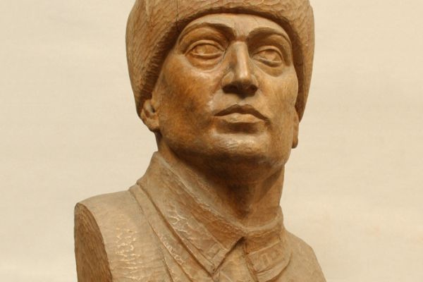 Беатриса Сандомирская. Портрет Героя Советского Союза И.М. Мамедова, 1942. Дерево тонированное, 72х36х38 см. Омский областной музей изобразительных искусств имени М.А. Врубеля