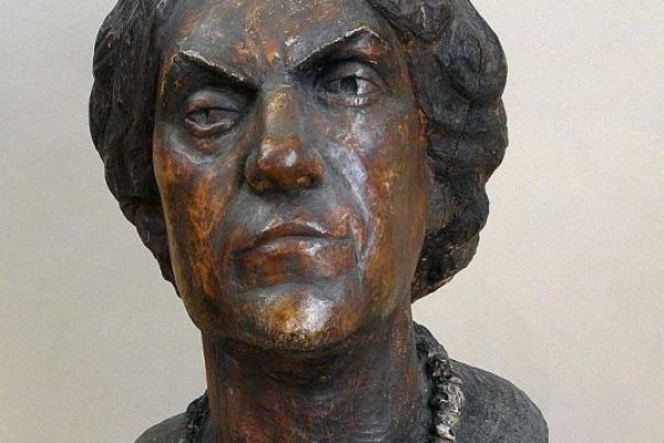 Беатриса Сандомирская. Портрет художницы Надежды Удальцовой, 1944. Дерево тонированное, камни цветные, раковина, 49х29,5х29,2 см. Ярославский художественный музей