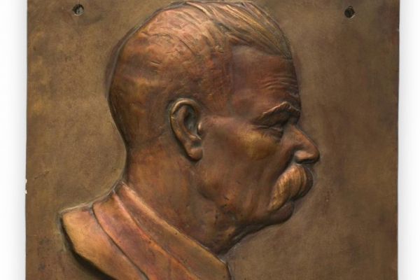 Беатриса Сандомирская. Писатель Максим Горький, 1955. Рельеф. Гипс тонированный, 70х60 см. Государственный музейно-выставочный центр ''РОСИЗО'', Москва