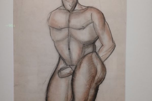 Беатриса Сандомирская. Натурщик, 1920-е. Бумага, уголь, сангина. Государственный Русский музей, С.- Петербург. Экспозиция персональной выставки Беатрисы Сандомирской в ГМИИ имени А.С. Пушкина, Москва, 2026