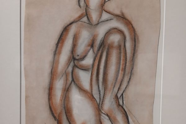 Беатриса Сандомирская. Обнаженная фигура, 1930. Бумага цветная тонированная, уголь, сангина. Частное собрание, С.-Петербург. Экспозиция персональной выставки Беатрисы Сандомирской в ГМИИ имени А.С. Пушкина, Москва, 2026