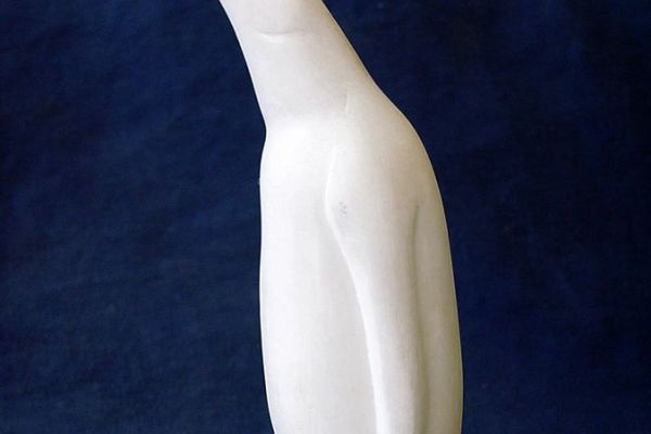 Алексей Цветков. Пингвинчик, 1979. Зуб кашалота, 10х3х3,5 см. Собрание В. Мешалкина, Москва