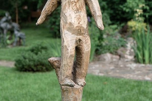 Алексей Цветков. Мишка на подставке, 1990. Дерево, 120х45х40 см