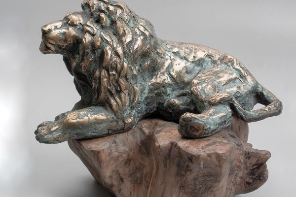 Алексей Цветков. Лев отдыхающий, 1990. Бронза, дерево, 23х22х15 см