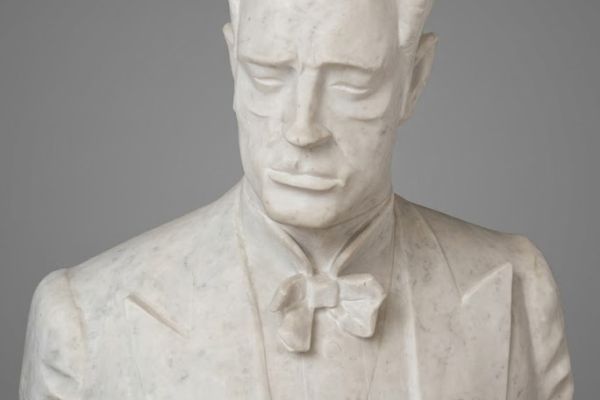 Виктор Думанян. Портрет Народного артиста СССР, певца Евгения Нестеренко, 1991. Мрамор, 100х62х48 см. Государственный музейно-выставочный центр РОСИЗО, Москва