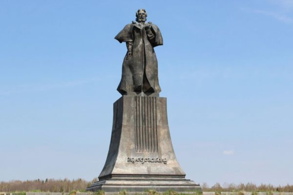 Виктор Думанян. Памятник композитору Модесту Мусоргскому, 1989. Бронза, гранит, высота 17 м. Архитектор А.В. Степанов. Деревня Карево, Псковская область