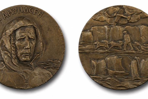 Марк Шмаков. Руал Амундсен, 1973. Памятная медаль к 100-летию со дня рождения полярного исследователя. Бронза, 24,5х3,2 см. Всероссийский музей декоративного искусства, Москва