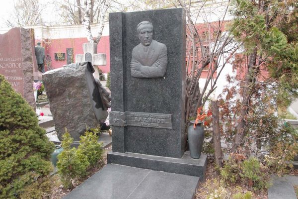 Юрий Чернов. Надгробный памятник Герою Советского Союза, Председателю Правления Государственного банка СССР В.С. Алхимову, 1995. Бронза, гранит. Архитектор Г.Г. Исакович. Новодевичье кладбище, Москва