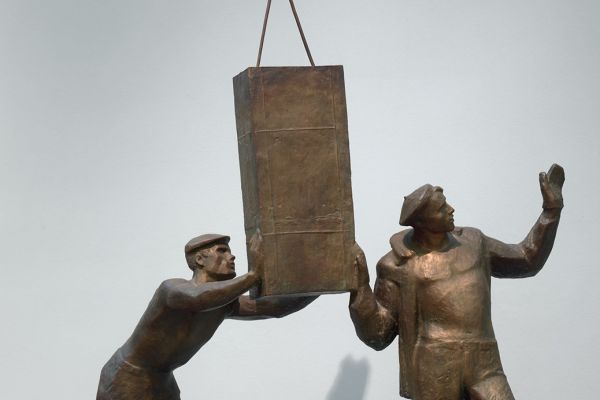 Юрий Чернов. В мурманском порту'', 1961. Бронза, 138х122х46 см. Государственная Третьяковская галерея, Москва