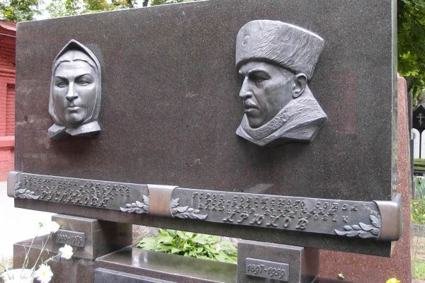 Юрий Чернов. Надгробный памятник Заслуженной артистке РСФСР, певице Л.А. Руслановой и Герою Советского Союза, военачальнику В.В. Крюкову, 1975. Бронза, гранит, 210х300х50 см. Архитектор А. Павлов. Новодевичье кладбище Москва