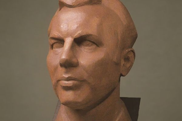 Юрий Чернов. Герой Социалистического Труда, шлифовщик В.С. Епишев, 1976. Дерево, металл, 60х32х35 см. На 1988 год - Союз художников РСФСР, Москва