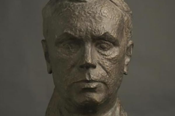 Юрий Чернов. Портрет Героя Социалистического Труда, педагога Бориса Воздвиженского, 1971. Бронза, 51х21х23 см. Государственный музейно-выставочный центр РОСИЗО, Москва