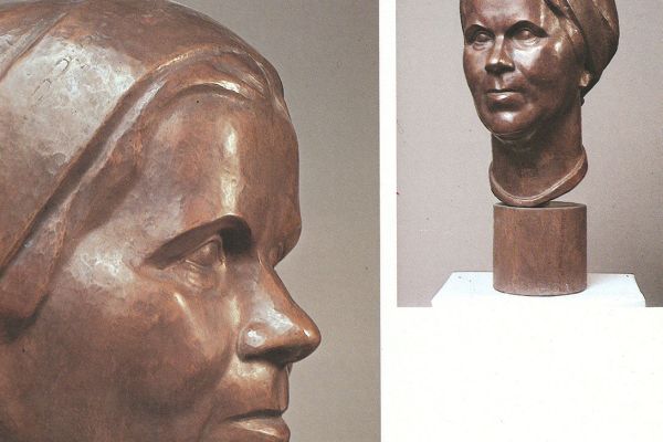 Юрий Чернов. Герой Социалистического Труда, комбайнер Нина Переверзева'', 1980. Медь, дерево, 70х33х50 см. Красноярский художественный музей имени В.И. Сурикова