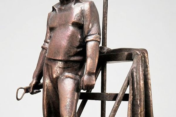 Юрий Чернов. ''Скульптор Тургунбай Садыков в мастерской'', 1981. Медь, 80х39х22 см. Государственная Третьяковская галерея, Москва