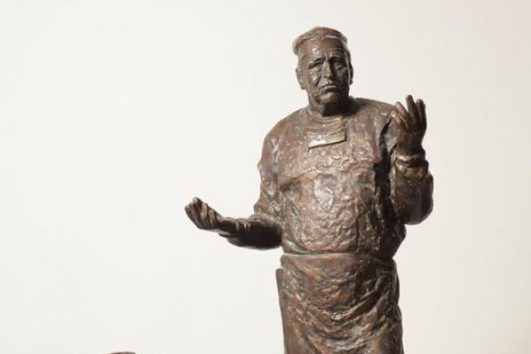 Юрий Чернов. Хирург А.И. Пирогов, 1990-е. Бронза, 90х58х30 см. Московский музей современного искусства