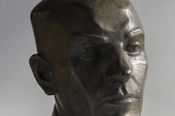 Юрий Чернов. Портрет Героя Советского Союза, летчика Николая Каманина. Не датировано. Медь, 30х27х31,5 см. Вятский художественный музей имени В.М. и А.М. Васнецовых, Киров