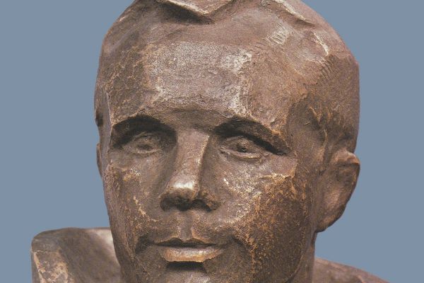 Юрий Чернов. Летчик-космонавт СССР Ю.А. Гагарин, 1973. Бронза, дерево, 45х15х15 см. На 1988 год - Союз художников РСФСР, Москва