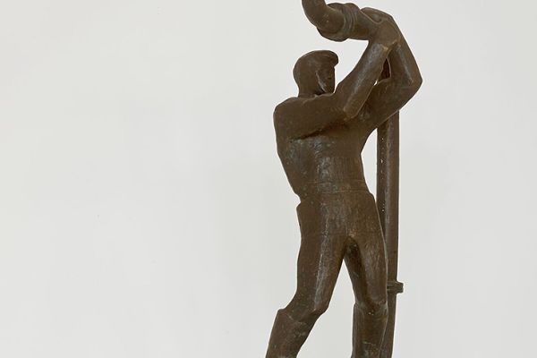 Юрий Чернов. Монтажники, 1968. Бронза, 119х43х42 см. Государственная Третьяковская галерея, Москва