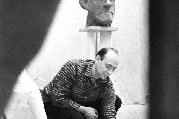 27-vladimir-tsimmerling-v-svoej-pervoj-masterskoj-kolkhoznaya-ploshchad-moskva-na-fone-portreta-khalldora-laksnessa-1961-sleva-rabota-naklon-foto-roberta-papikyana591F1AB4-3C86-D7FE-0312-B5BB6D0C978B.jpg