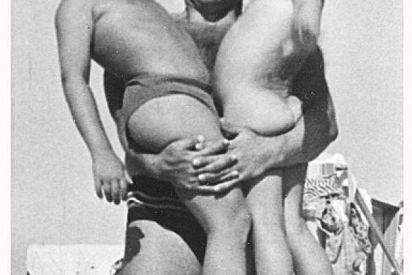 32-vladimir-tsimmerling-podnimaet-tyazhesti-na-plyazhe-v-krymu-okolo-1970-sleva-sasha-ryabichev0DC9BD35-4573-F3BB-3BBA-23F12A13CD1B.jpg