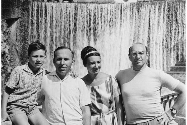 34-sleva-napravo-sasha-ryabichev-d-b-ryabichev-v-i-borunova-vladimir-tsimmerling-okolo-1970-krym2B958BA3-8D45-58FF-564A-36F256F5885D.jpg
