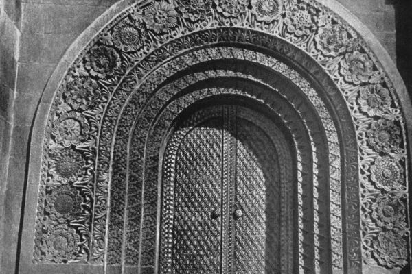 Дверь. Чеканная медь. Монумент ''Победа''.