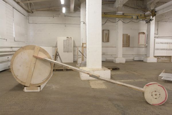 Анатолий Комелин. ''Зона свободной ответственности. Фрагмент экспозиции. Проект ''Фабрика'', Москва, 2012. Фото из архива А. Комелина