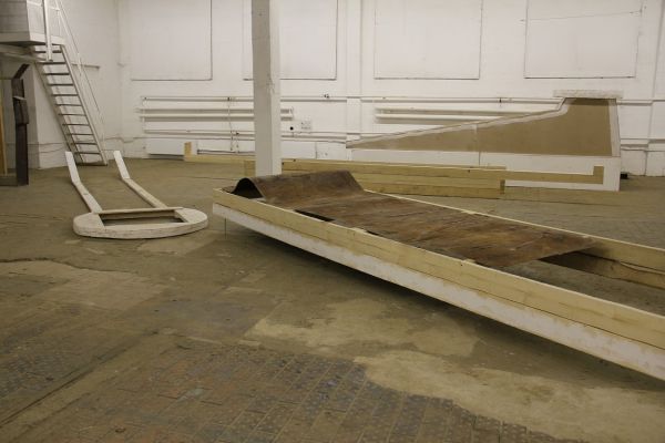 Анатолий Комелин. ''Зона свободной ответственности. Фрагмент экспозиции. Проект ''Фабрика'', Москва, 2012. Фото из архива А. Комелина