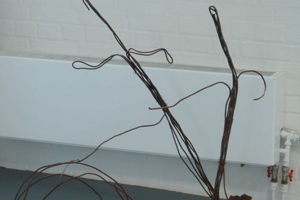 Анатолий Комелин. ''Бегущие'', 2020. Высота 100 см, проволока. Фрагмент экспозиции выставки ''Реквием-буфф'' в Доме творчества художников в Тарусе Калужской области. Фото из архива А. Комелина