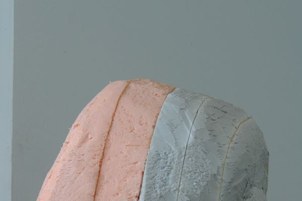 Анатолий Комелин. ''Автопортрет'', 2020. Фрагмент экспозиции выставки ''Реквием-буфф'' в Доме творчества художников в Тарусе Калужской области. Фото из архива А. Комелина