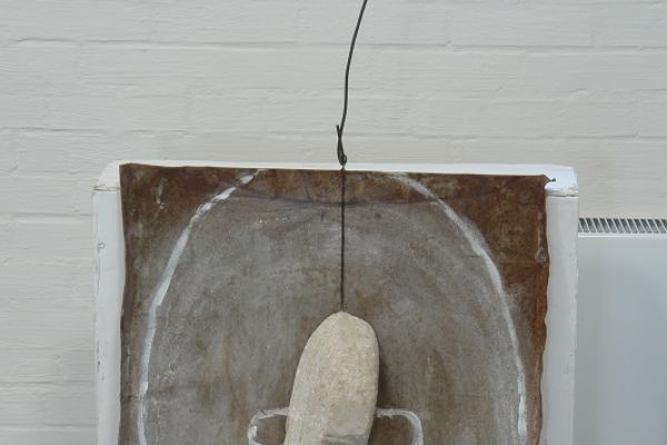 Анатолий Комелин. Нос ''Голиафа'', 2020. Жесть, камень, 70х60 см. Фрагмент экспозиции выставки ''Реквием-буфф'' в Доме творчества художников в Тарусе Калужской области. Фото из архива А. Комелина